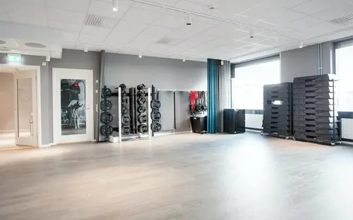 STC Industrigatan 10F Malmö - Kom i form på 90 dagar! STC Livsstilsprogram hjälper dig att gå ner i vikt på ett säkert och hållbart sätt genom att förändra ditt tankesätt kring kostvanor och träningsrutiner. Tillsammans med vår livsstilscoach tränar du i PT Small Group för att nå din målvikt.Möts av den lyxiga träningsmiljön och den bubblande glädjen som infinner sig på STC.Låt endorfinerna flöda i takt till musiken på funktionella ytor, moderna styrke- och konditionsmaskiner.Tillsammans med engagerade instruktörer och virtuella gruppträningspass kan du prova allt från yoga till tuffa BODYPUMP® pass.GymträningLåt endorfinerna flöda i det breda utbudet av moderna träningsmaskiner.CyklarTrampa igång svetten och känn hur konditionen förbättras på cykeln.CrosstrainerStäll dig på en crosstrainer och träna 80% av kroppens muskler. Ett skonsamt komplementet till löpning och skidåkning.RoddKanotist eller inte - oavsett så kan du träna upp styrka, kondition och uthållighet med roddmaskinen.SkiergTräna dig inför skidsäsongen året om med hjälp av skiergmaskinenLöpbandUppnå "runners high" på något av våra moderna löpband!STC - Kom iform på STC Industrigatan 10F Malmö SorgenfriHär, i hjärtat av Sorgenfris gamla industrikvarter i Malmö finner du träningsglädje fördelat på fem plan! Gymmet erbjuder träning på moderna och förstklassiga konditions- och styrketräningsmaskiner framför stora luftiga panoramafönster som ger mer energi till din träning.Detta Malmö gym bjuder på roliga gruppträningspass för dig som vill variera din träning och träna tillsammans med andra. Här får du guidning och peppning av våra välutbildade instruktörer oavsett om du föredrar ett lugnare eller mer pulshöjande tempo. På gymmets takterrass tränar du under bar himmel i den friska luften. Här hittar du vår träningsrigg. Om du vill förbättra din kondition, få en starkare kropp eller en mer hälsosam livsstil finns våra personliga tränare alltid nära till hands för att du ska nå nya höjder med din träning.. Med närhet till fler av våra gym i Malmö."STC driver både kompletta träningsanläggningar för hela familjen samt mindre expressklubbar med tonvikt på styrka och kondition.Vårt breda utbud av gruppträning baseras på program från världens största leverantör, Les Mills.Våra gruppträningsinstruktörer är självklart certifierade och licensierade. Vi erbjuder träning för alla människor i alla åldrar."På vårt stora fräscha STC-gym känner du pulsen och träningsglädjen så fort du kliver in i gymmet.Här finns den senaste utrustningen för kondition och styrka, gruppträning, virtuell träning, proffsiga personliga tränare, kids club och cafédel.Med närhet till fler STC-gym runt om i området.Vi erbjuder dig ett brett träningsutbud, generösa öppettider &amp; över 180 gym att träna på.Erbjudande: Köp ett flexibelt gymkort från 299 kr/mån på STC med fri kort- &amp; startavgift.- Gruppträning.- Fräscha anläggningar.- Personlig träning.- Över 200 online pass.&nbsp;Om STCVi på STC tror på gemenskap och har därför sedan starten 1998 skapat miljöer där människor i alla åldrar kan träffas och träna för ett friskare liv.Vi har även ett stort grupptränings-utbud av egenutvecklad grupptränings-koncept där instruktörerna utbildas och licensieras löpande.&nbsp;Våra gym har den senaste tränings-utrustningen från tex. Cybex och Concept Träningsredskap av bästa kvalitet.Våra personliga tränare är certifierade och licensierade för att kunna erbjuda bästa möjliga personliga träning till våra medlemmar.Om STC - Över 200 gym från norr till söderVi på STC tror på gemenskap och har därför sedan starten 1998 skapat miljöer där människor i alla åldrar kan träffas och träna för ett friskare liv.Träningsanläggningarna är designade för att tillgodose ett varierat utbud av gruppträning som främst baseras på program från Les Mills, det världsledande företaget inom gruppträning där alla våra gruppträningsinstruktörer är certifierade och licensierade för att alltid leverera kvalitet.Vi har även ett stort gruppträningsutbud av egenutvecklad gruppträningskoncept där instruktörerna utbildas och licensieras löpande.Våra gym har den senaste träningsutrustningen av bästa kvalitet och våra personliga tränare är certifierade och licensierade för att kunna erbjuda bästa möjliga personliga träning till våra medlemmar.AffärsidéPassion för träning och att förbättra folkhälsan i Sverige har alltid varit grunden på STC, och lever vidare än idag.Vi vill genom ett brett träningsutbud som kännetecknas av glädje, passion och gemenskap erbjuda alla människor i alla åldrar träning och rörelse för ett friskare och lyckligare liv.Med vårt innehållsrika och prisvärda utbud strävar vi efter att vara en unik aktör inom friskvårdsbranschen.Glädje, passion, personlighet, proffsighet och gemenskap präglar våra klubbar och vår vardag i en härlig miljö.Hos oss är det alltid rent och fräscht, sällan kö till utrustningen och en skön atmosfär där alla passar in. Vi vet att om träningen finns nära så är chanserna att du kommer i gång mycket större!Vi finns på många platser i Stockholm för att du ska ha nära till träningen. Dessutom har vi öppet alla dagar klockan 05.00 – 23.00 för medlemmar.Träning kan göra underverk för din hälsa! Genom fysisk aktivitet kan du både förebygga och behandla många sjukdomar.På STC får du som blivit ordinerad Fysisk aktivitet på recept, FaR®, rabatterat pris på din träningFysisk aktivitet på recept innebär att legitimerad vårdpersonal ordinerar fysisk aktivitet.Aktiviteten blir en del av behandlingen och anpassas efter dina egna förutsättningar och önskemål.Det finns stort vetenskapligt stöd för att Fysisk aktivitet på recept (FaR®) fungerar.De positiva effekterna får du oavsett ålder eller tidigare träningsvana. Det är alltså aldrig för sent att börja röra på dig.Du som är otränad kommer snabbt att bli fysiskt starkare.Helsingborg CityHelsingborg HästmöllegrändenHelsingborg MariastadenHelsingborg OlympiaLandskronaMalmö HyllieMalmö LimhamnMalmö SorgenfriStaffanstorpTrelleborgYstadKil's kraftsport center